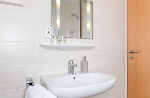 Esens Hotel | Quietly located yet central apartment directly on the North Sea coast.