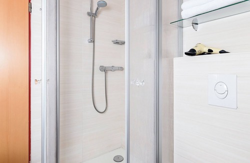 Esens Hotel | Quietly located yet central apartment directly on the North Sea coast.