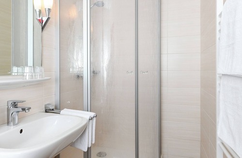 Esens Hotel | Quietly located yet central apartment directly on the North Sea coast.