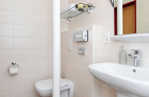 Esens Hotel | Quietly located yet central apartment directly on the North Sea coast.