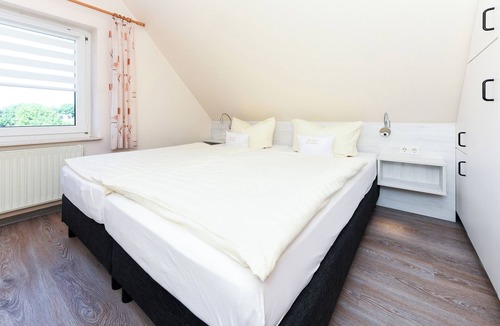 Esens Hotel | Quietly located yet central apartment directly on the North Sea coast.