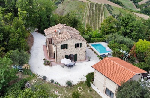 Cupramontana House | Quietly situated vacation home with pool for 12-14 pers.
