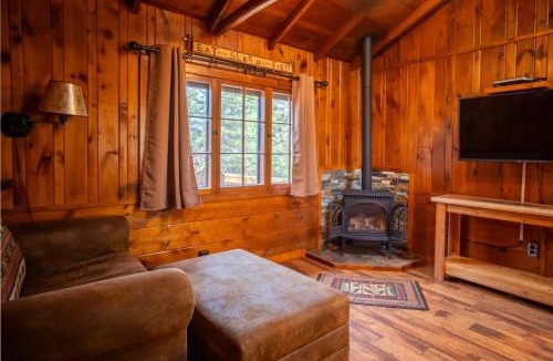 Babbitt Apartment | Quintessential Northwoods - Traditional Cabin - Parking - Fast Wi-Fi CB03