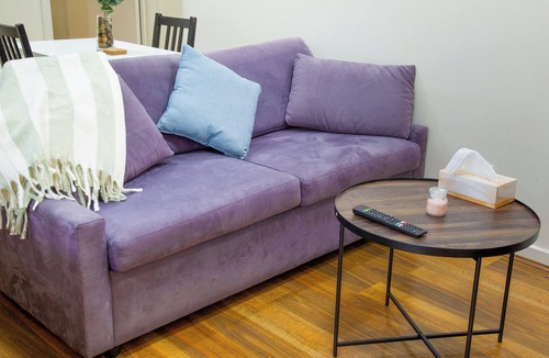 Parkville Apartment | Quirky and cozy stay in the heart of Parkville for who loves travelling and food