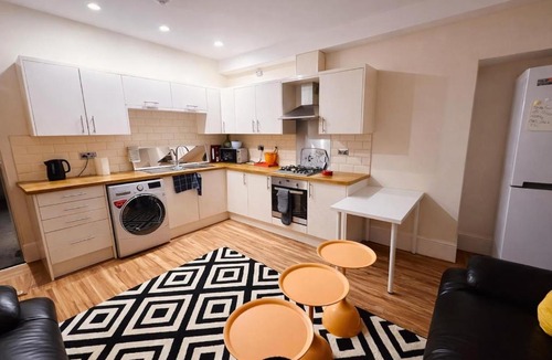 Newcastle-upon-Tyne Apartment | Quirky Group Apartment 5mins to City Centre - Up To 11 Guests