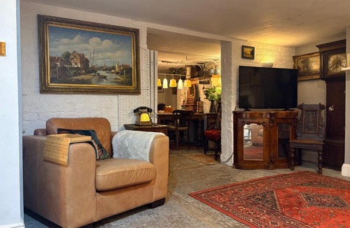 Taunton Apartment | Quirky Hidden Gem, Garden Flat by Town Centre Park
