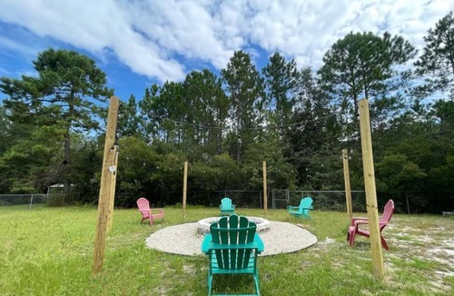 Walthourville House | Quite Oasis,3bd 2bth w/ Outdoor seating & Fire Pit
