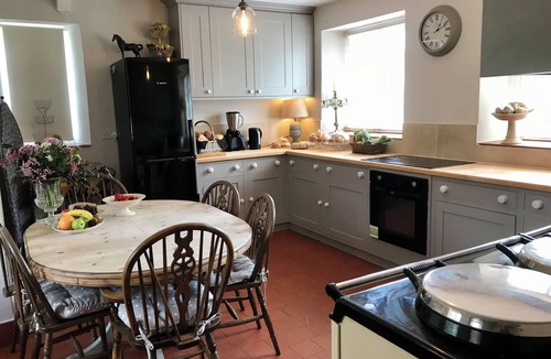 Faringdon House | QUNITESSENITALLY ENGLISH MANOR SLEEPS 20 , HOT TUB, BBQ, WILD SWIMMING , BOATING