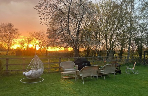 Faringdon House | QUNITESSENITALLY ENGLISH MANOR SLEEPS 20 , HOT TUB, BBQ, WILD SWIMMING , BOATING