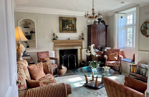 Faringdon House | QUNITESSENITALLY ENGLISH MANOR SLEEPS 20 , HOT TUB, BBQ, WILD SWIMMING , BOATING