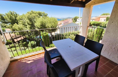 Saint-Mandrier-sur-Mer Apartment | Résidence avec piscine, vue mer, tennis, parc pour enfants