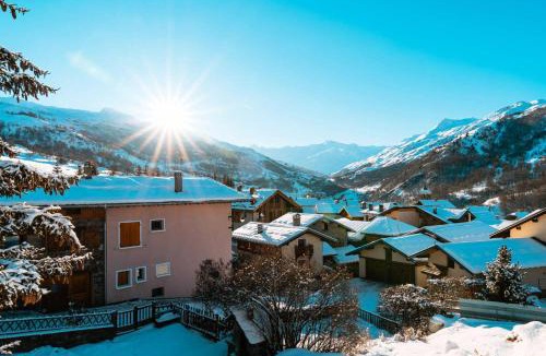 Saint-Marcel Ski Chalet | Résidence Saint Marcel - Chalet familial · Centre village de St Marcel · Terrasse ouest MAE-2924