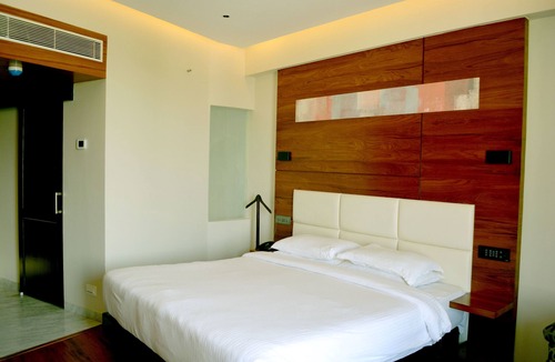 Uttukuli Hotel | R K Residency