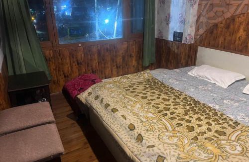Dal Lake Hotel | R Krishna Hotel