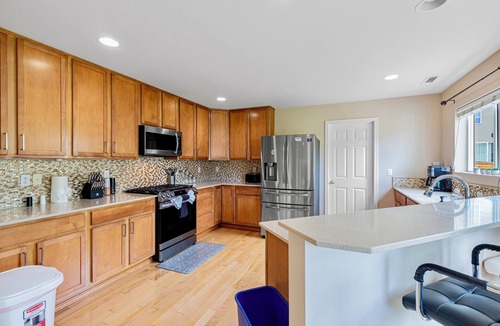 Renton House | R1: Leverage Villa, fenced yard, free street parking