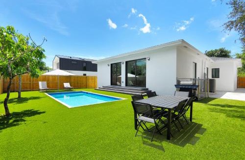 Coral Way House | Radiance - Modern Design, Poolside Escape