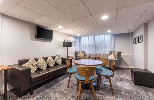 Heathrow Villages Hotel | Radisson Hotel & Conference Centre London Heathrow