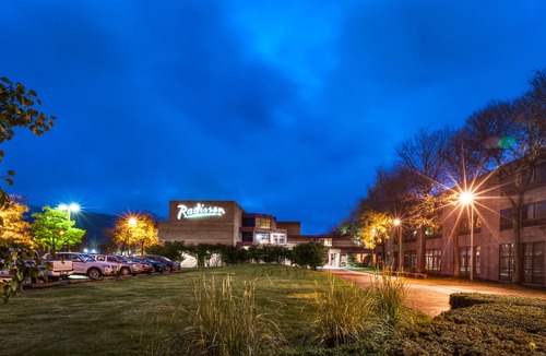 Gaffer District Hotel | Radisson Hotel Corning