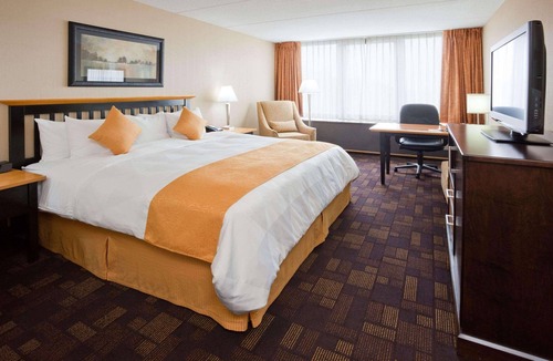 Wauwatosa Hotel | Radisson Hotel Milwaukee West
