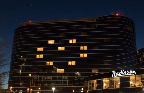 Golden Village Hotel | Radisson Hotel Vancouver Airport
