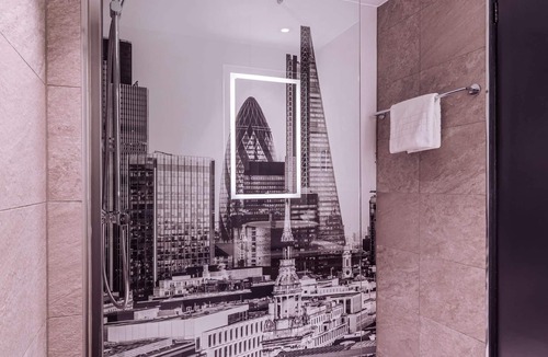 Heathrow Villages Hotel | Radisson RED Hotel London Heathrow