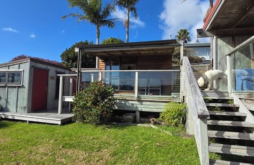 Raglan House | Raglan beach hideaway, stunning views. 5 minute walk to the Famous Raglan Wharf.