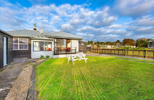 Raglan House | Raglan Holiday Home - Water and Mountain Views