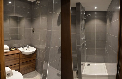Llanvair Kilgeddin Hotel | Raglan Lodge