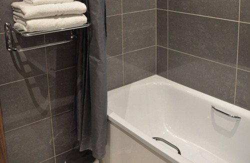 Llanvair Kilgeddin Hotel | Raglan Lodge