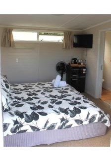Raglan House | Raglan park rest and stay cabins - Private studio