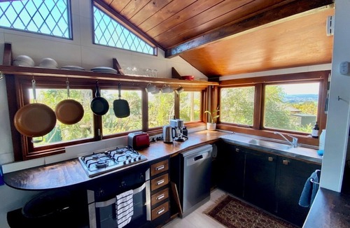 Raglan Cottage | Raglan View Cottage with Spa Pool