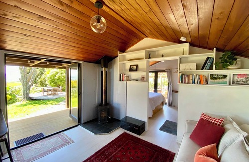 Raglan Cottage | Raglan View Cottage with Spa Pool