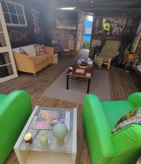 Raglan House | Raglan West Retro Beach Vibe Accommodation