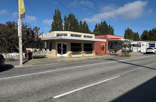 Ranfurly House | Rail Trail Bach- Central Ranfurly/Bike-Friendly/2 Bed 2 Bath
