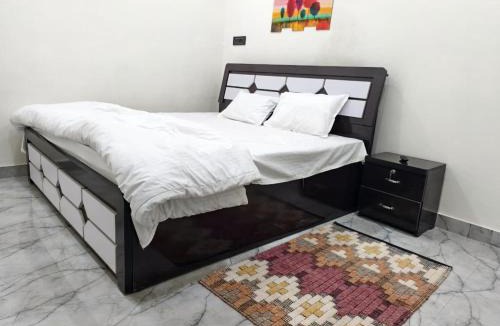 Mahmoorganj House | Rainbow Inn