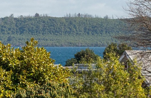 Rainbow Point House | Rainbow Lake House - Lake Taupō Holiday Home
