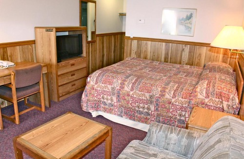 Chilliwack Proper Village West Hotel | Rainbow Motor Inn