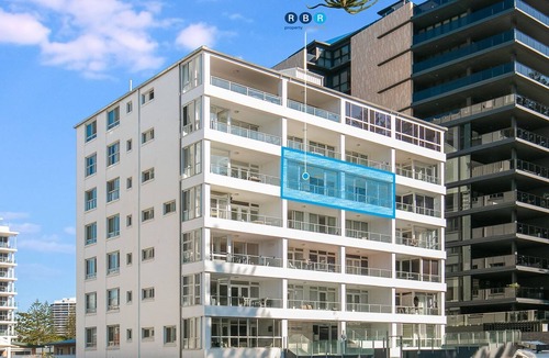 Coolangatta Apartment | Rainbow Pacific Unit 20- Lovely Beachfront unit in Rainbow Bay Coolangatta with Wi-Fi Included