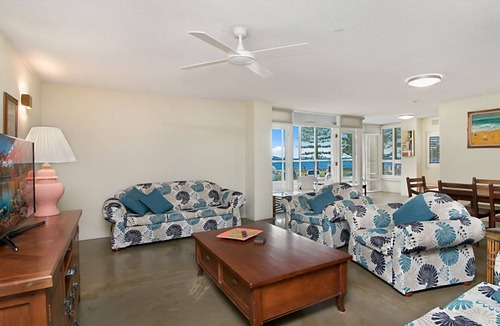 Coolangatta Apartment | Rainbow Pacific Unit 2- Beachfront unit right on Rainbow Bay Beach in Coolangatta