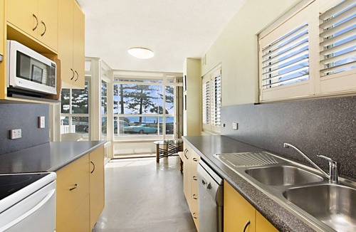 Coolangatta Apartment | Rainbow Pacific Unit 2- Beachfront unit right on Rainbow Bay Beach in Coolangatta
