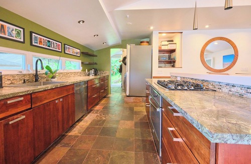Manoa House | Rainbow Retreat 3bd, Hot Tub, Walk to Waterfalls, close to Waikiki.