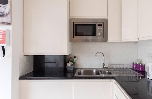 Canary Wharf Apartment | Rainbow Studio Canary Wharf with terrace