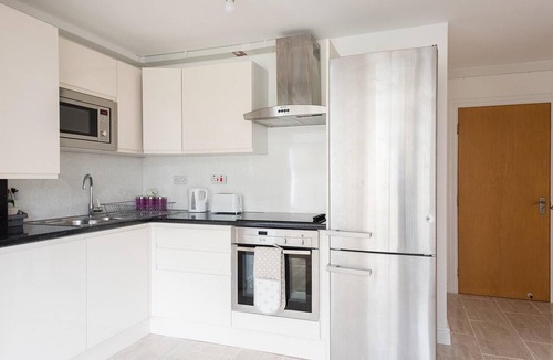 Canary Wharf Apartment | Rainbow Studio Canary Wharf with terrace