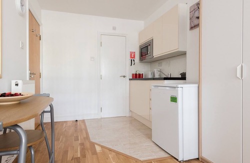 Canary Wharf Apartment | Rainbow Studio Canary Wharf with terrace