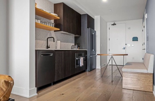 Rainey Street Historic District Condo | Rainey St Condo | Heated Pool | Gym | Fireworks