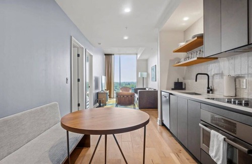 Rainey Street Historic District Condo | Rainey St Condo | Heated Pool | Gym | Fireworks