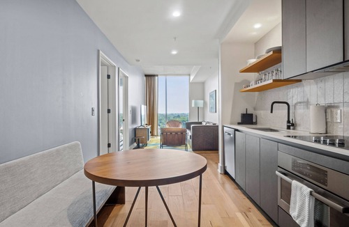 Rainey Street Historic District Apartment | Rainey St Condo | Heated Pool | Gym | Bar | DT ATX