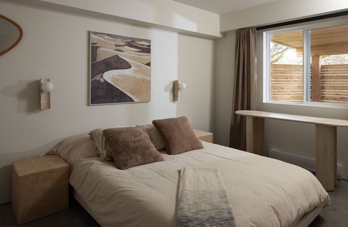 Saanich East Bed & Breakfast | Rainfall Shower Quiet + Hot Tub + 2 bedroom