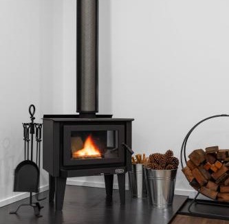 Springbrook Cabin | Rainforest Retreat Fireplace, Bath & Falls Walk