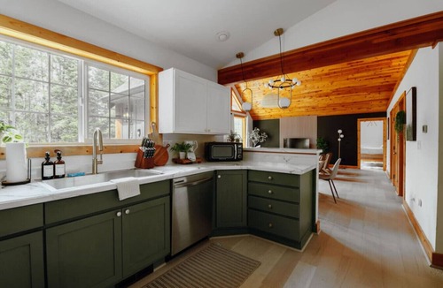 Packwood Cabin | Rainier Forest Cabin · Hot Tub + Sauna · Fire Pit
